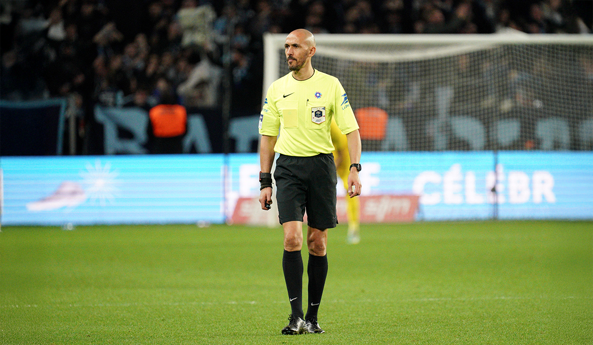 L'arbitre pour le barrage aller