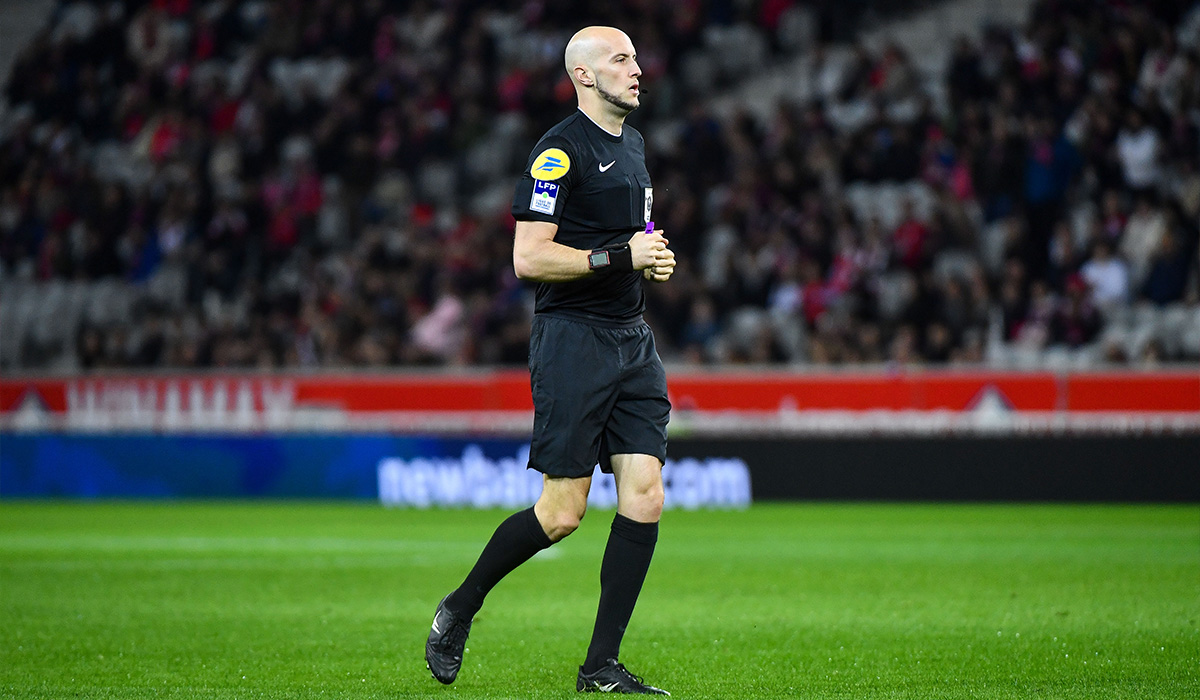 L'arbitre pour le barrage retour